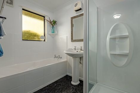 Photo of property in 21 Lyndale Place, Kelvin Grove, Palmerston North, 4414