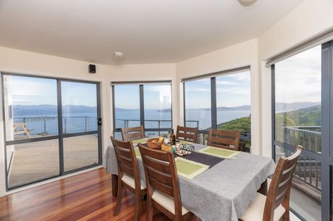 Photo of property in 18 Bennett Grove, Newlands, Wellington, 6037