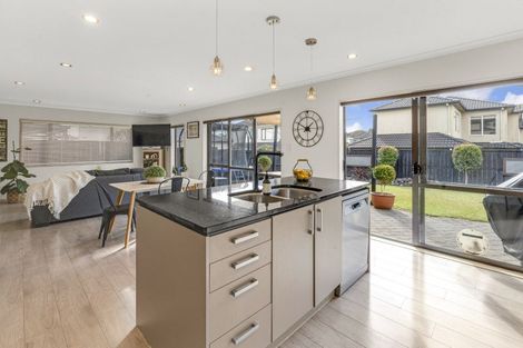 Photo of property in 4 Bridgefield Crescent, Flat Bush, Auckland, 2016