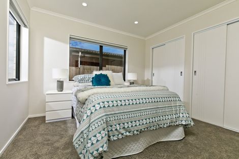 Photo of property in 4223d Great North Road, Glendene, Auckland, 0602