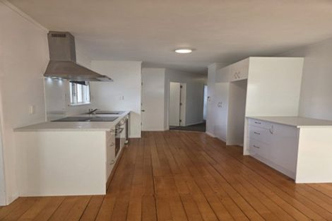 Photo of property in 32 Roberts Road, Te Atatu South, Auckland, 0610