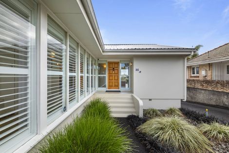 Photo of property in 35 Onewa Road, Northcote, Auckland, 0627