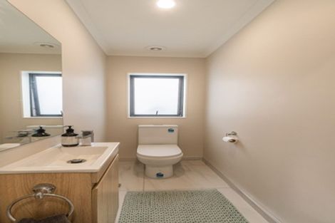 Photo of property in 8c Lumbarda Drive, Kumeu, 0810