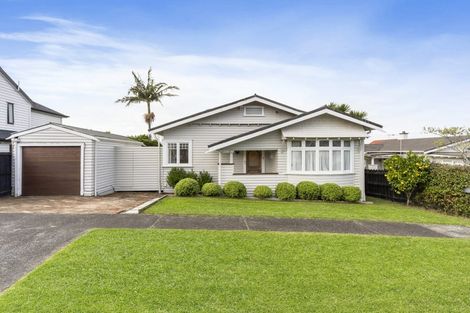 Photo of property in 2 Wernham Place, Northcote, Auckland, 0626