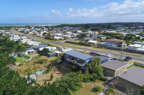 Photo of property in 32 Himatangi Street, Himatangi Beach, Foxton, 4891