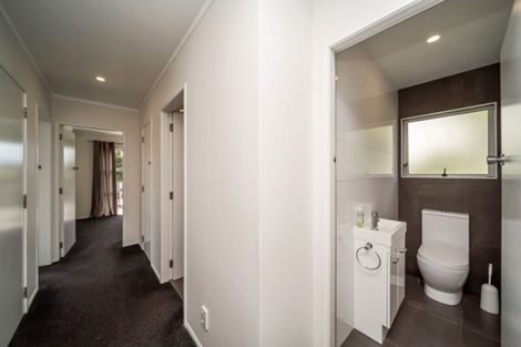 Photo of property in 5 Montana Place, Merrilands, New Plymouth, 4312