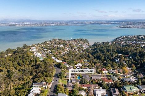 Photo of property in 5 Island Bay Road, Beach Haven, Auckland, 0626