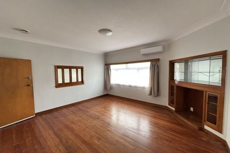 Photo of property in 39 Staveley Avenue, Mount Roskill, Auckland, 1041