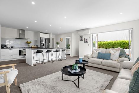 Photo of property in 10 Lakebridge Place, Parklands, Christchurch, 8083