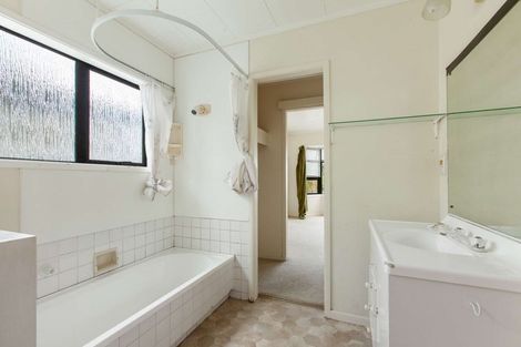 Photo of property in 2 Seaview Road, Cable Bay, 0420