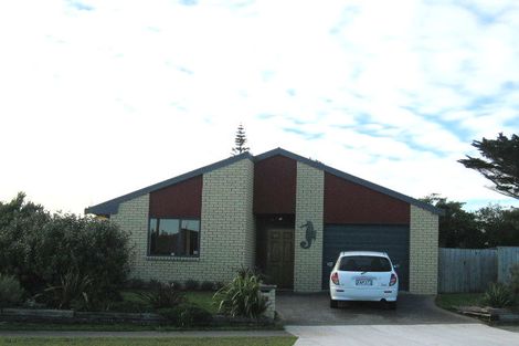 Photo of property in 18 Karaka Street, Otaki Beach, Otaki, 5512