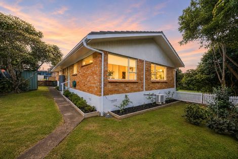 Photo of property in 2/14 Rowan Terrace, Te Atatu South, Auckland, 0610
