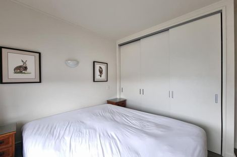 Photo of property in 17 Kent Terrace - Kent Apartments, 5e/16 Kent Terrace, Mount Victoria, Wellington, 6011