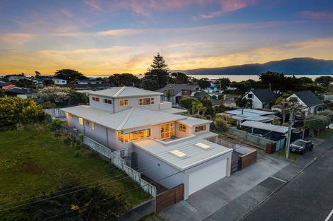 Photo of property in 6 Mahana Road, Paraparaumu Beach, Paraparaumu, 5032