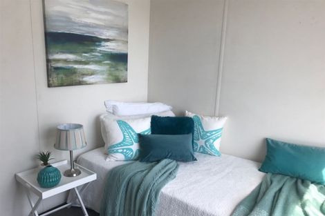 Photo of property in 1/4 Hanson Place, West Harbour, Auckland, 0618