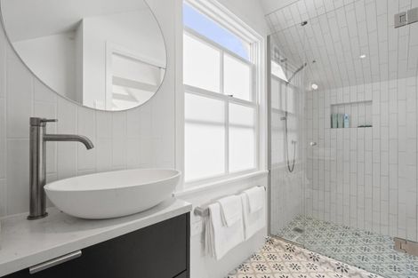 Photo of property in 8 Rutland Road, Stanley Point, Auckland, 0624