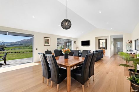 Photo of property in 8 Hovingham Court, Jacks Point, Queenstown, 9371