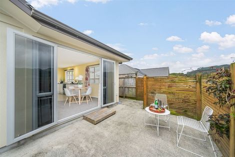 Photo of property in 16 Mcewen Crescent, Riverstone Terraces, Upper Hutt, 5018