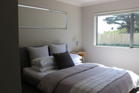 Photo of property in 3 Brindle Way, Newlands, Wellington, 6037