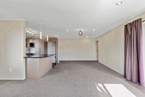 Photo of property in 43 Hewlett Road, Massey, Auckland, 0614