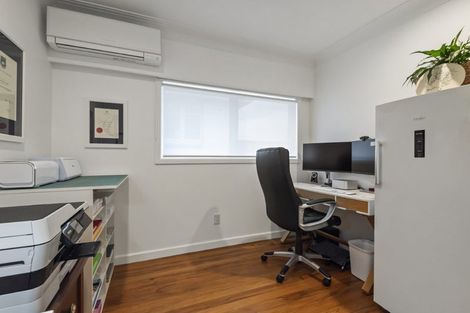 Photo of property in 35 Onewa Road, Northcote, Auckland, 0627