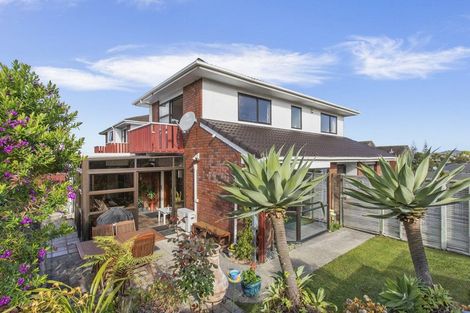 Photo of property in 2/9 Milwaukee Place, Glendene, Auckland, 0602