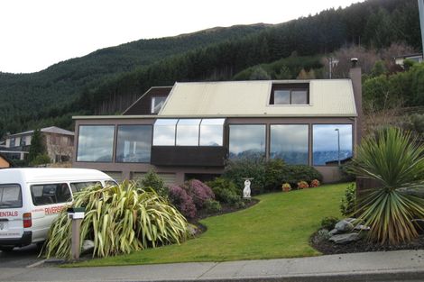 Photo of property in 32 Greenstone Place, Fernhill, Queenstown, 9300