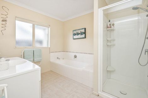 Photo of property in 22 Bermuda Place, One Tree Point, 0118