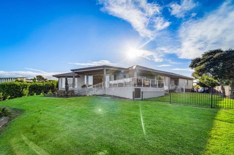 Photo of property in 139 Roberts Road, Matakatia, Whangaparaoa, 0930