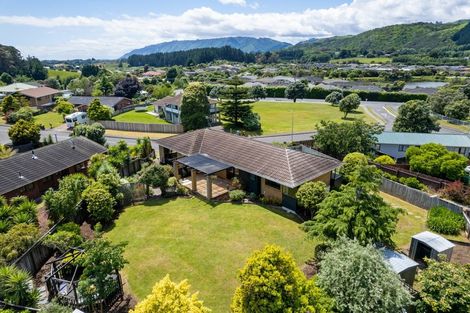 Photo of property in 5 Chilton Drive, Paraparaumu, 5032