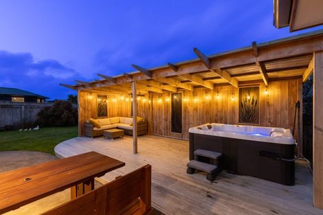 Photo of property in 28 Simpson Crescent, Raumati Beach, Paraparaumu, 5032