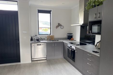 Photo of property in 16 Kauamo Close, Waiwhetu, Lower Hutt, 5010