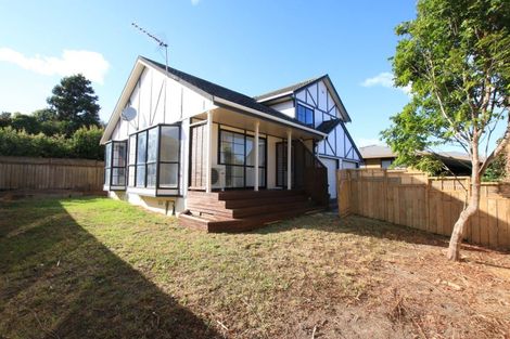 Photo of property in 2/8 Delisle Place, Windsor Park, Auckland, 0632