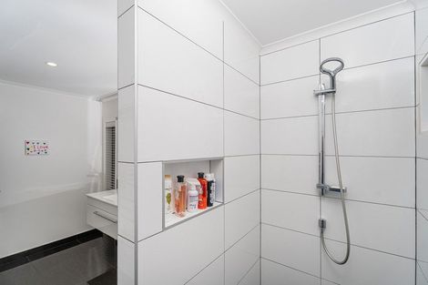 Photo of property in 18 Roseberry Place, Whitianga, 3510