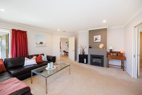 Photo of property in 23 Johnstone Drive, Fitzherbert, Palmerston North, 4410