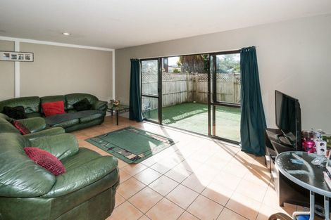 Photo of property in 4/35 Fields Parade, Oteha, Auckland, 0632