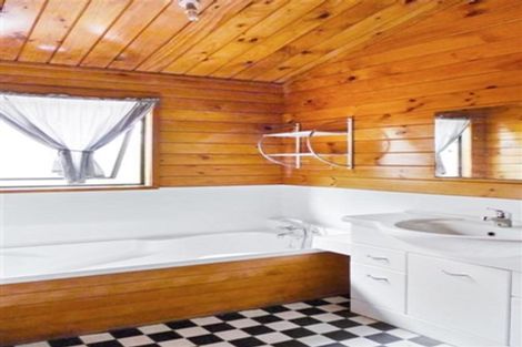 Photo of property in 8 Chardon Place, Henderson, Auckland, 0612