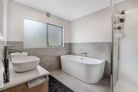 Photo of property in 24 Goldfinch Rise, Unsworth Heights, Auckland, 0632