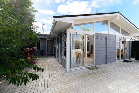 Photo of property in 17 Morriggia Place, Bayview, Auckland, 0629