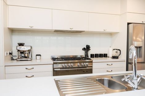 Photo of property in 7 Vaucluse Heights, Fitzherbert, Palmerston North, 4410