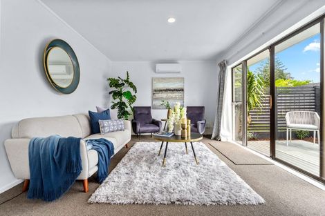 Photo of property in 1/307a Wairau Road, Totara Vale, Auckland, 0627