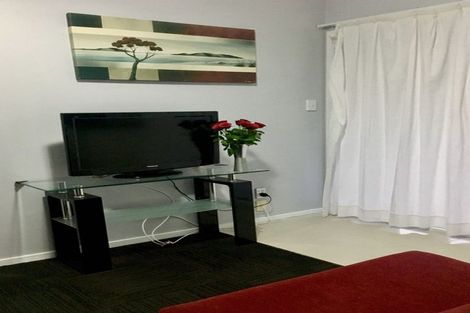 Photo of property in 2/31 Hyde Road, Rothesay Bay, Auckland, 0630