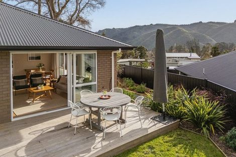 Photo of property in 15 Rewarewa Way, Timberlea, Upper Hutt, 5018