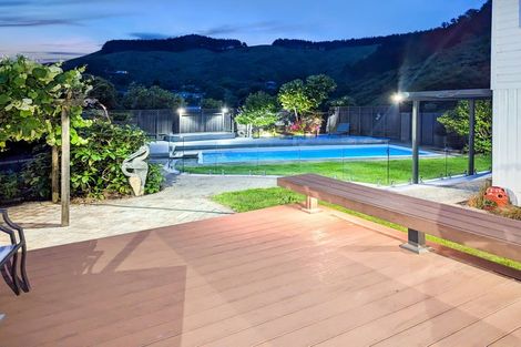 Photo of property in 7 Tui Terrace, Tawa, Wellington, 5028