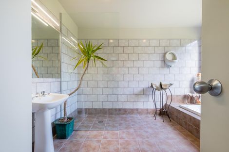 Photo of property in 70 Scenic Drive, Titirangi, Auckland, 0604