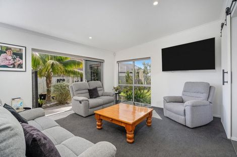 Photo of property in 18 Roseberry Place, Whitianga, 3510