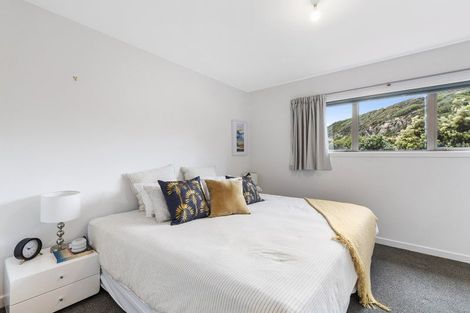 Photo of property in 5 Countess Close, Maupuia, Wellington, 6022