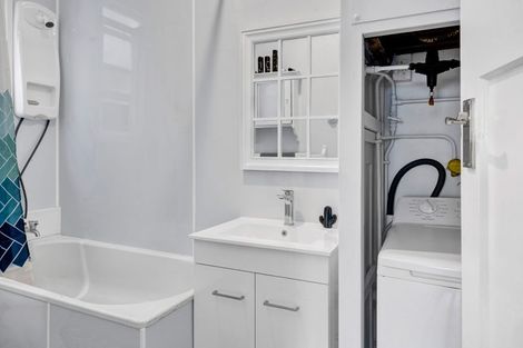 Photo of property in Devonport Apartments, 26/127 Saint Aubyn Street, New Plymouth, 4310