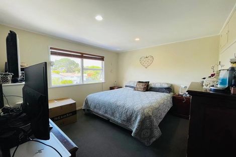 Photo of property in 1/5 Mchardy Place, Glenfield, Auckland, 0627