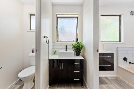 Photo of property in 53 Sunset Road, Totara Vale, Auckland, 0632